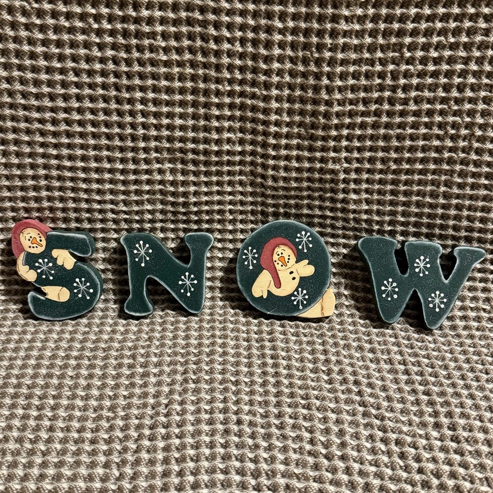 Winter “SNOW” Letter Decor
